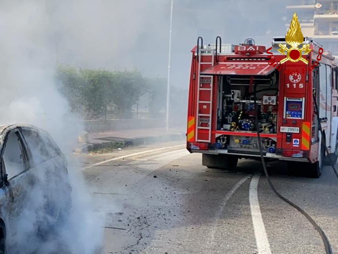 macchina in fiamme messina