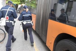 vigili urbani autobus