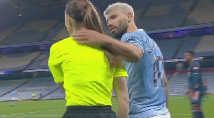 Aguero abbraccia guardalinee donna