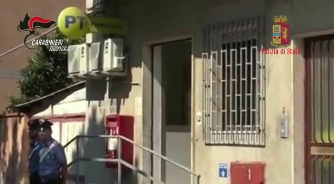 arresti furto ufficio postale reggio calabria