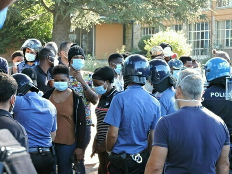 migranti protesta polizia