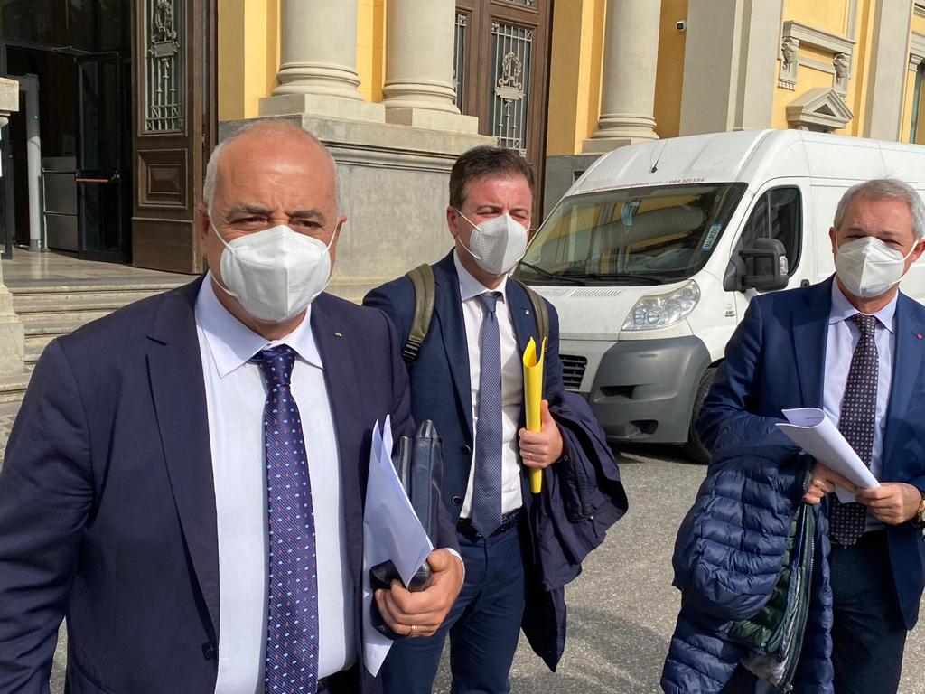 Segretari Cgil, Cisl, Uil davanti a Tribunale CZ