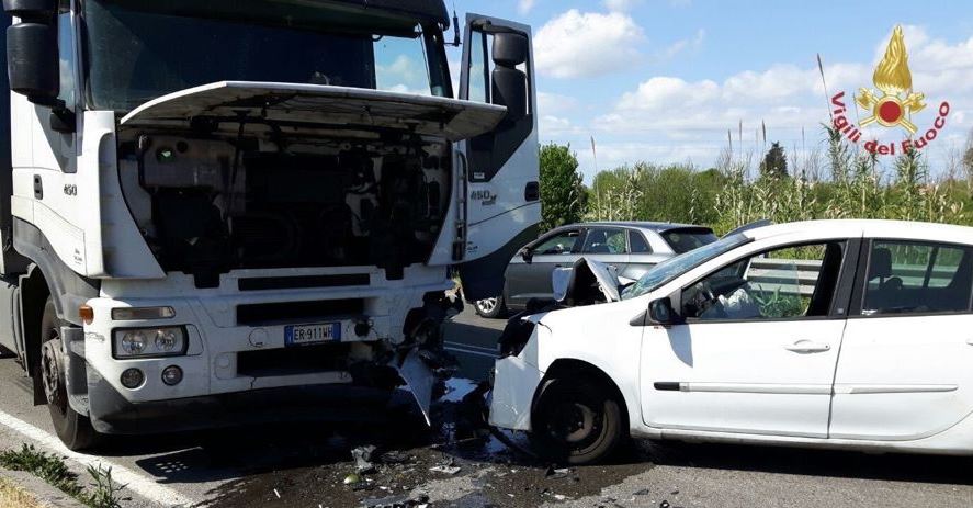 scontro incidente auto camion