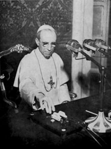 Papa Pio XII° accende la Maddonnina del Porto di Messina