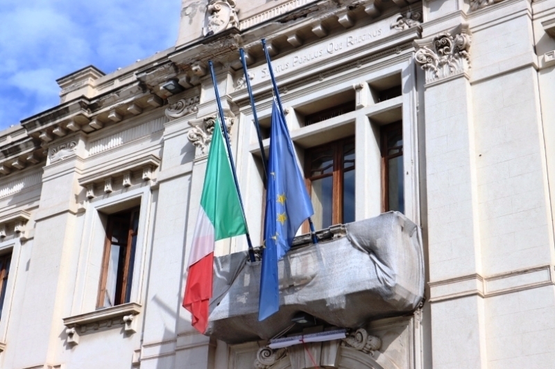 palazzo san giorgio bandiere mezz'asta (1)