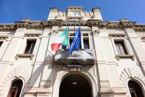palazzo san giorgio bandiere mezz'asta