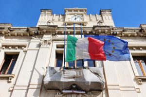 palazzo san giorgio bandiere mezz'asta