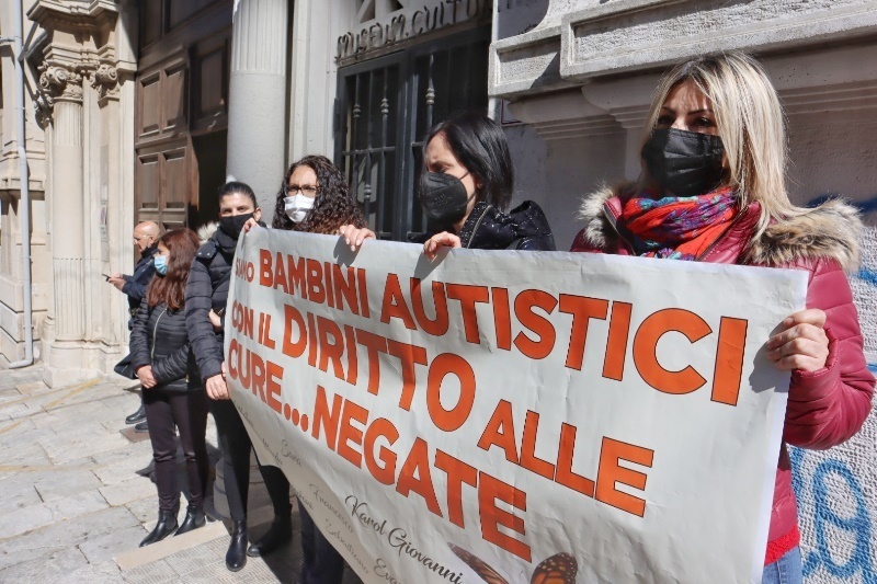 Protesta mamme bambini autistici Reggio Calabria (1)