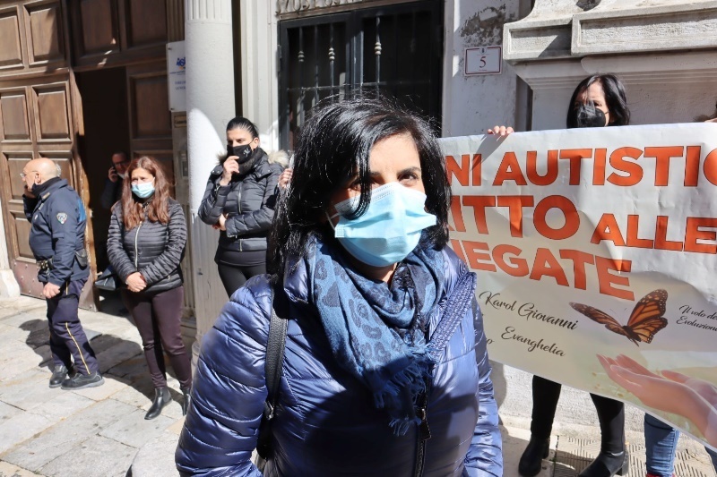 Protesta mamme bambini autistici Reggio Calabria (1)
