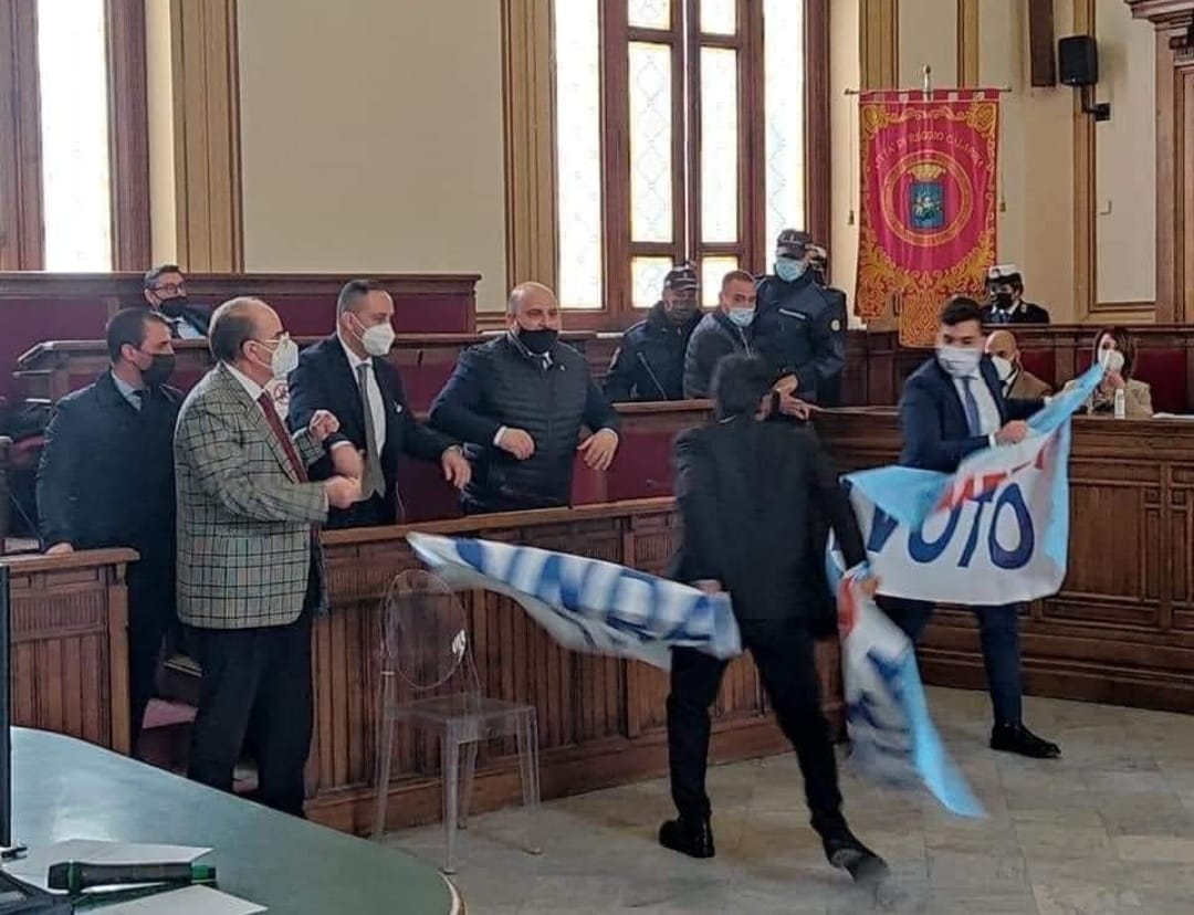 Striscione opposizione