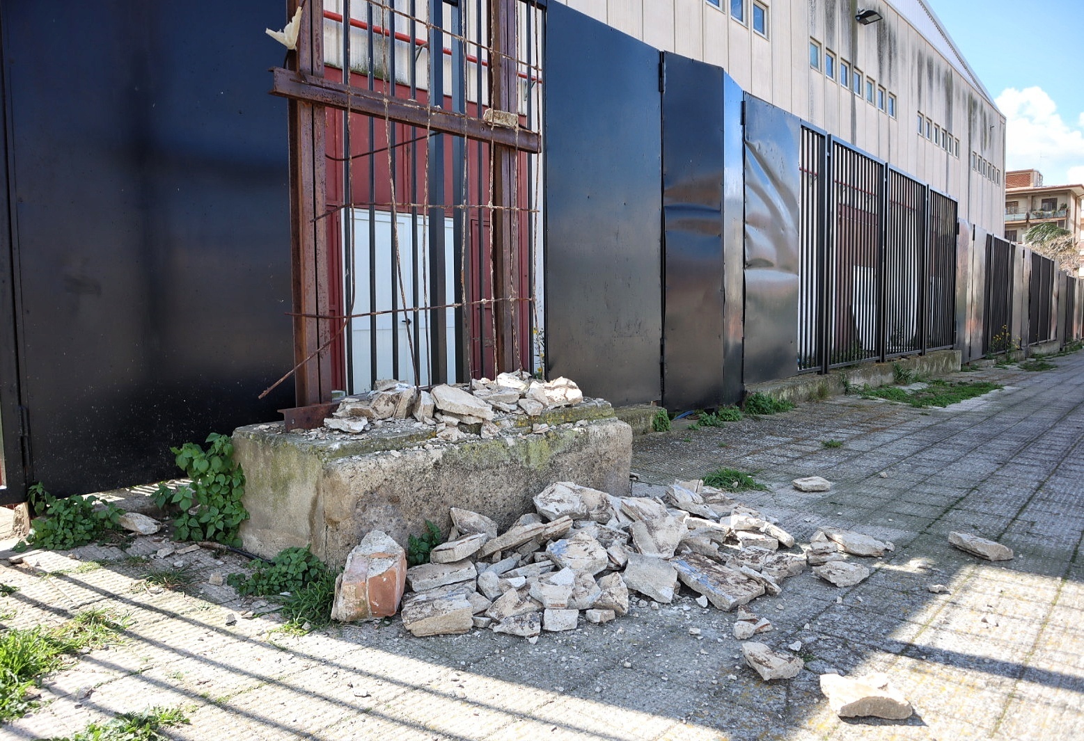 Vandalizzata stele Massimo Mazzetto (3)
