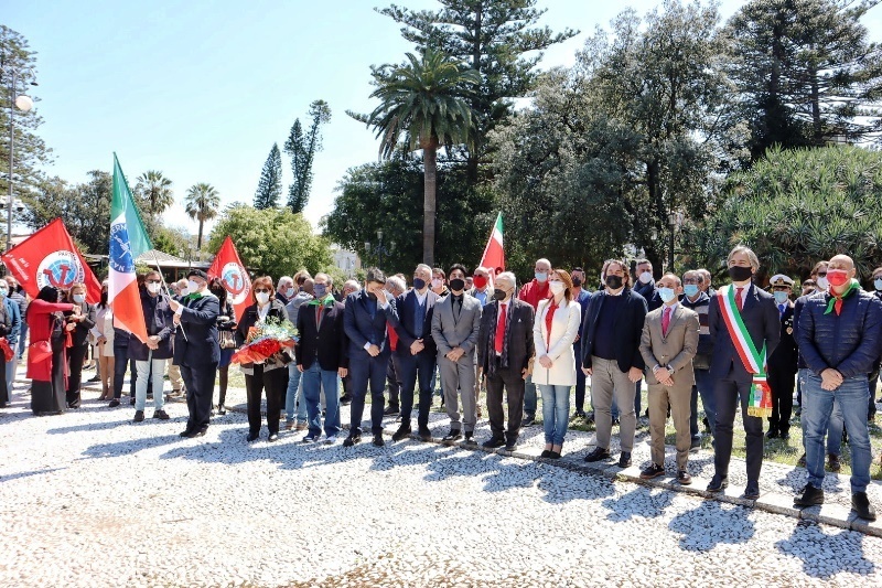 deposizione stele partigiano