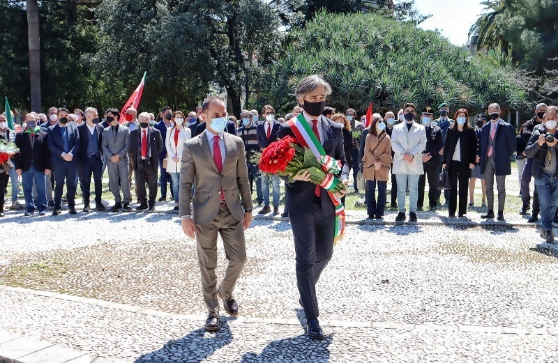 deposizione stele partigiano