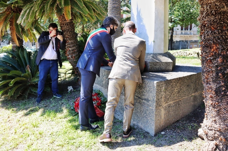 deposizione stele partigiano