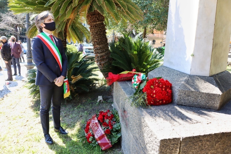 deposizione stele partigiano