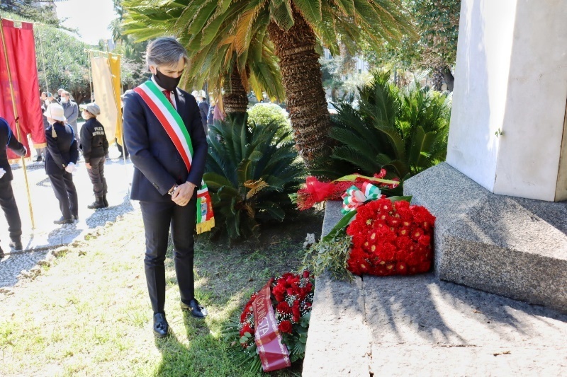 deposizione stele partigiano
