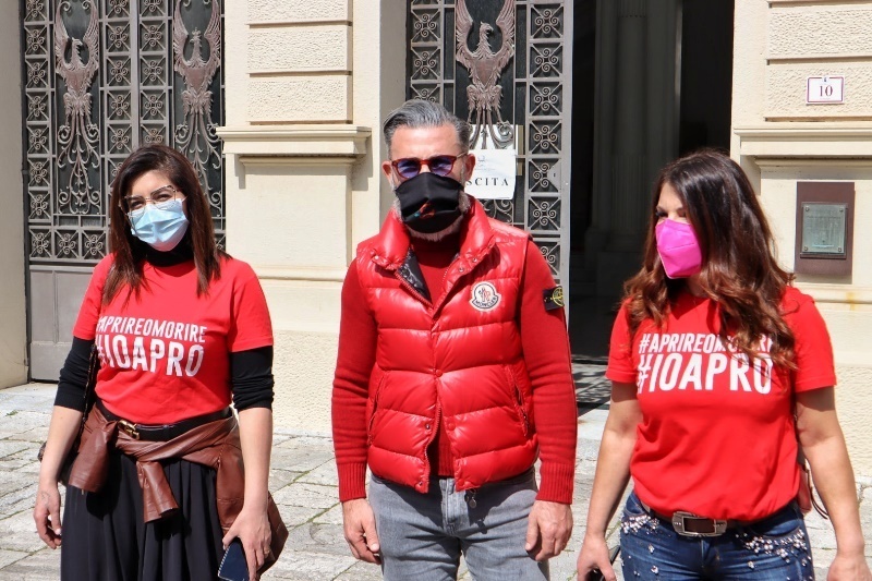 parrucchieri ed estisti protesta piazza italia reggio calabria
