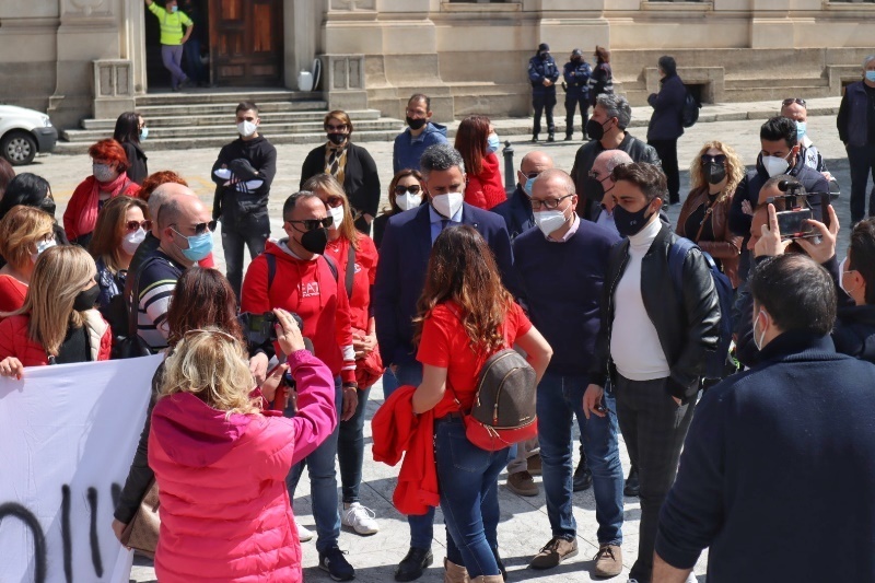 parrucchieri ed estisti protesta piazza italia reggio calabria