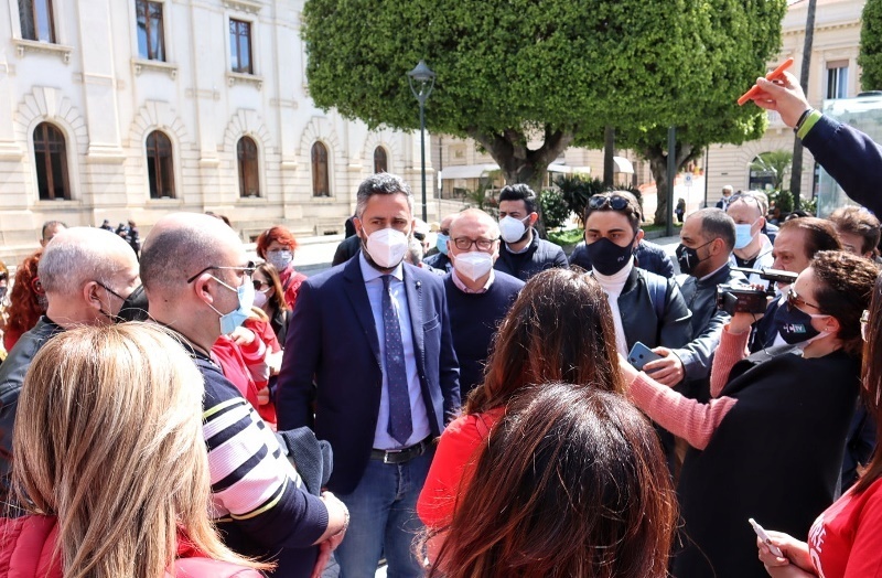 parrucchieri ed estisti protesta piazza italia reggio calabria