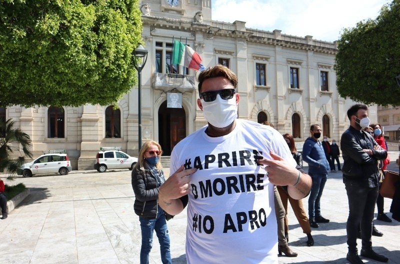 parrucchieri ed estisti protesta piazza italia reggio calabria