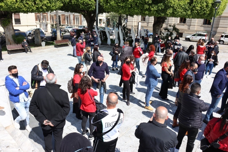 parrucchieri ed estisti protesta piazza italia reggio calabria