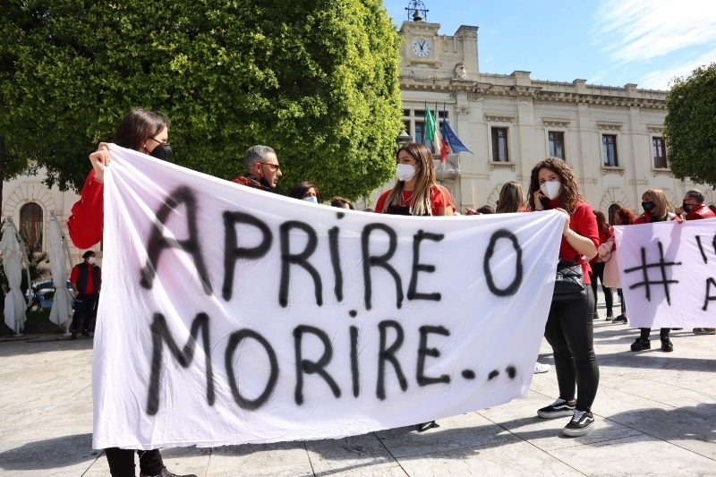 parrucchieri ed estisti protestano in piazza italia reggio calabria