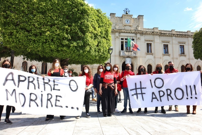 parrucchieri ed estisti protestano in piazza italia reggio calabria