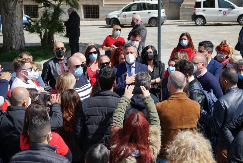 parrucchieri ed estisti protestano in piazza italia reggio calabria