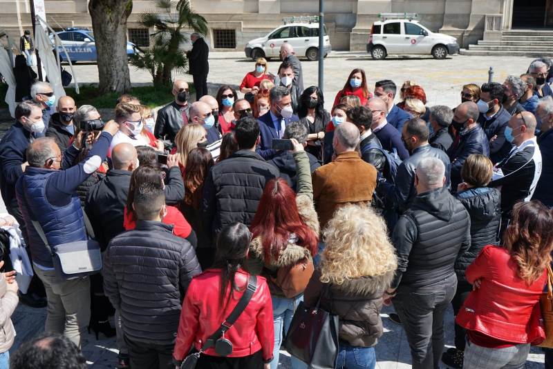 parrucchieri ed estisti protestano in piazza italia reggio calabria