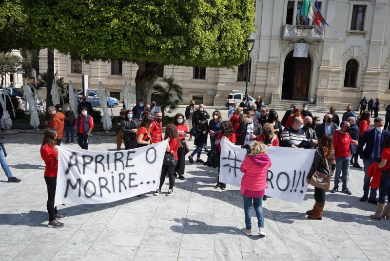 parrucchieri ed estisti protestano in piazza italia reggio calabria