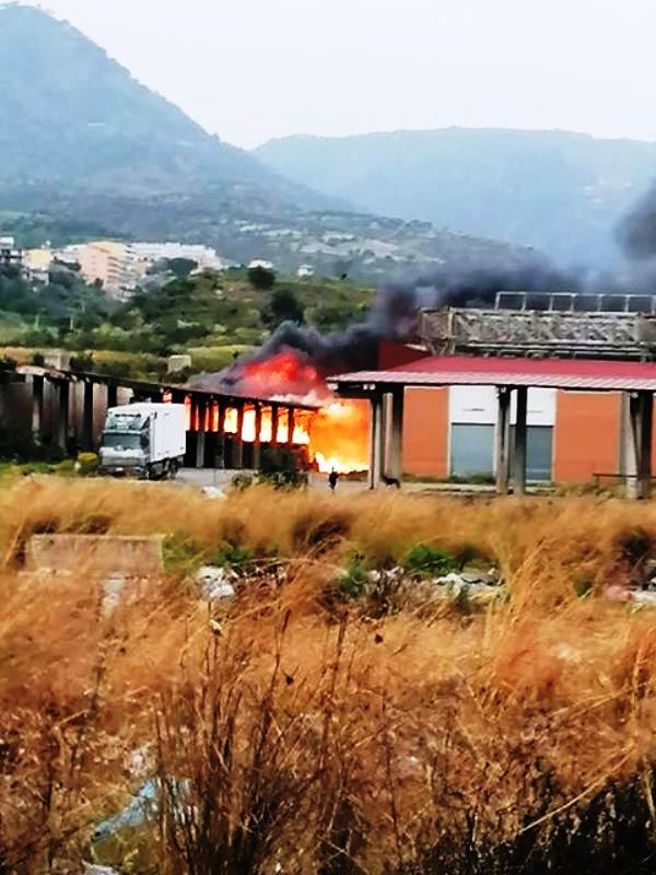 Fiamme mercato generale