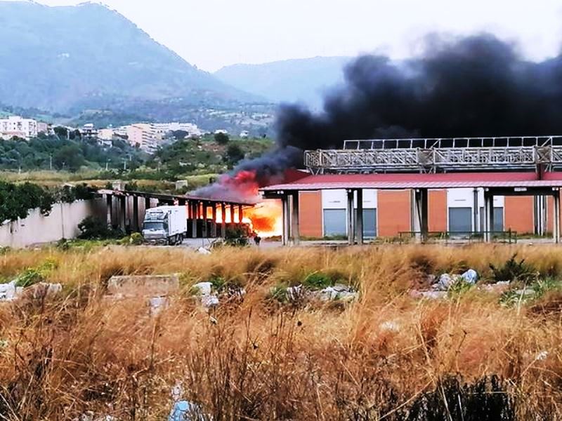 Fiamme mercato generale