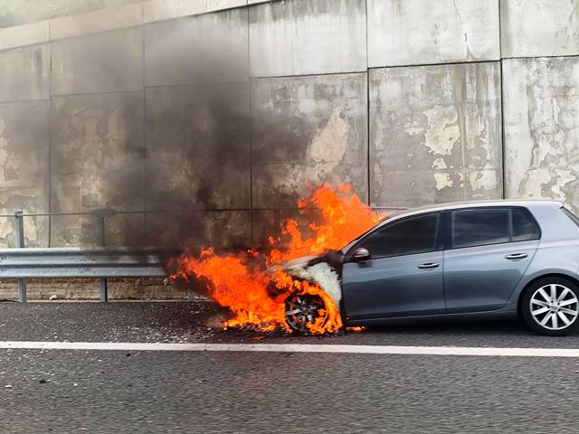 auto in fiamme sull'A2