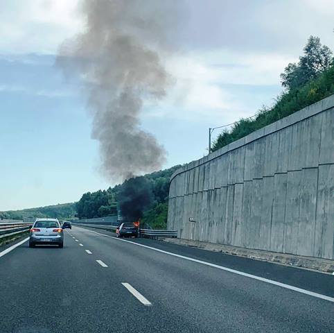 auto in fiamme sull'A2