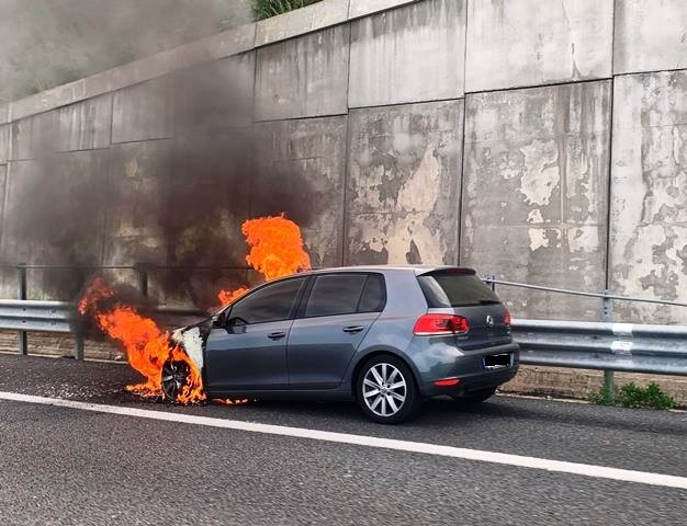 auto in fiamme sull'A2