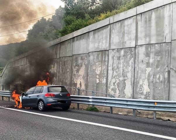 auto in fiamme sull'A2