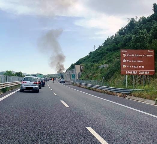 auto in fiamme sull'A2
