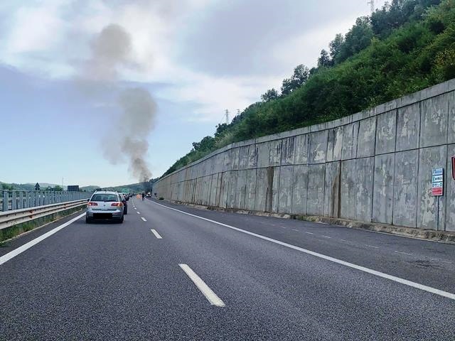 auto in fiamme sull'A2