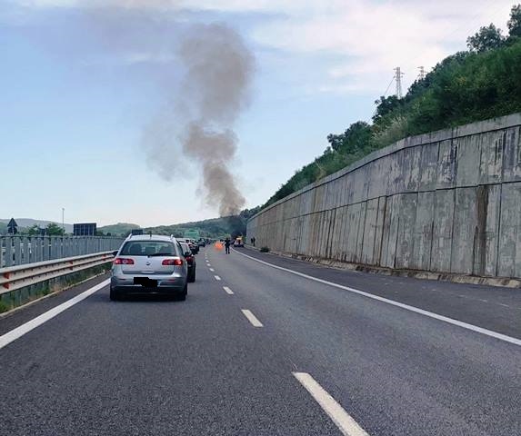 auto in fiamme sull'A2