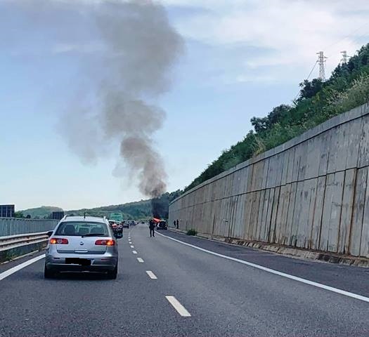 auto in fiamme sull'A2