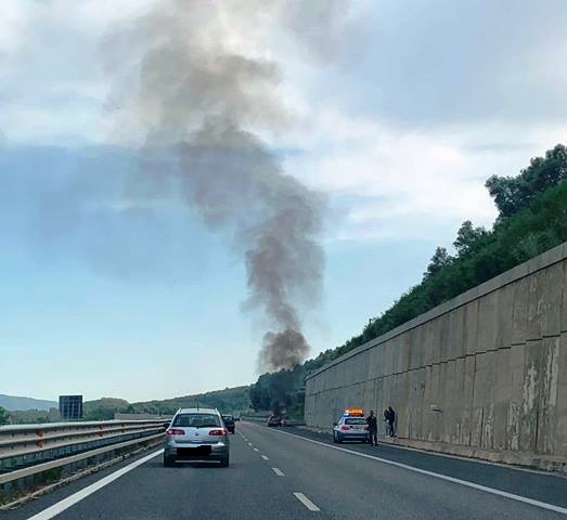 auto in fiamme sull'A2