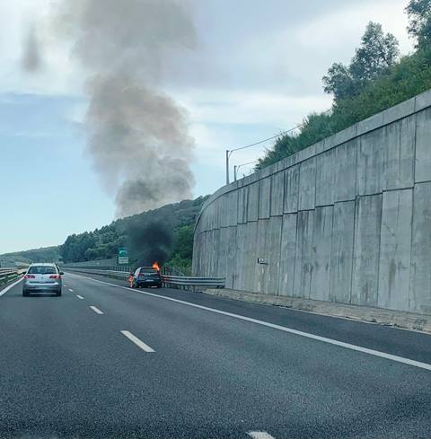 auto in fiamme sull'A2