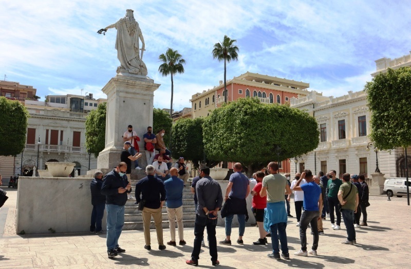 protesta lavoratori piazza italia