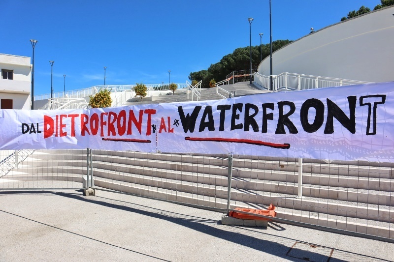 striscione protesta waterfront