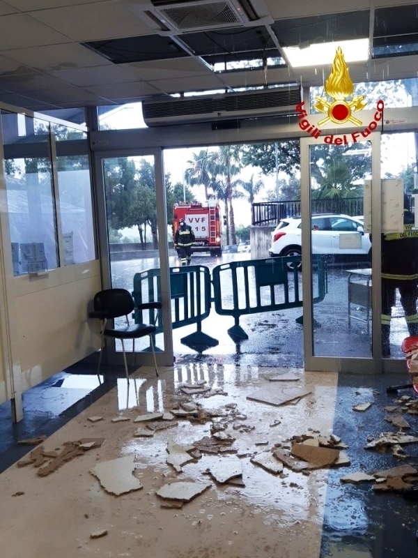 Crollo tetto ospedale locri