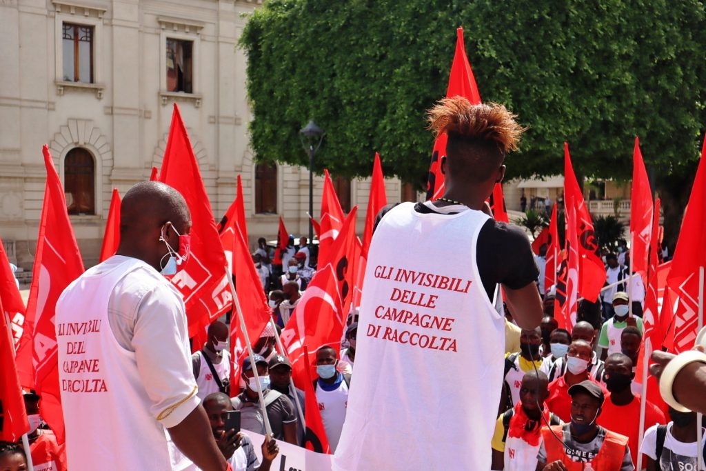 Manifestazione migranti piazza italia