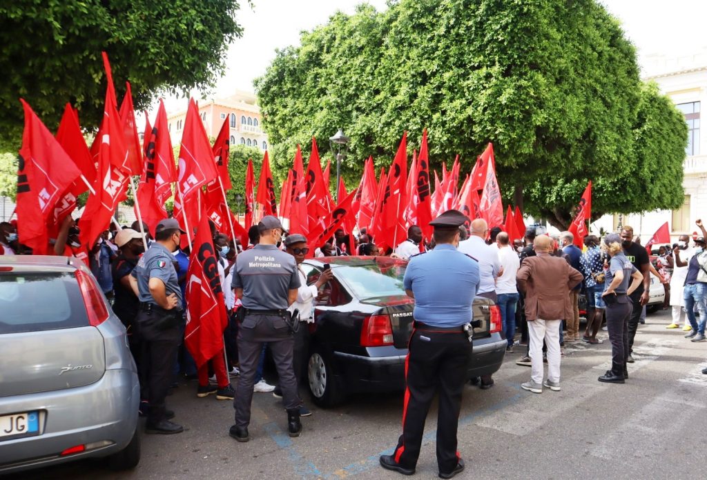 Manifestazione migranti piazza italia