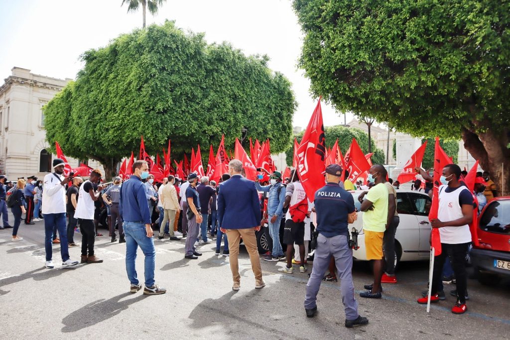 Manifestazione migranti piazza italia