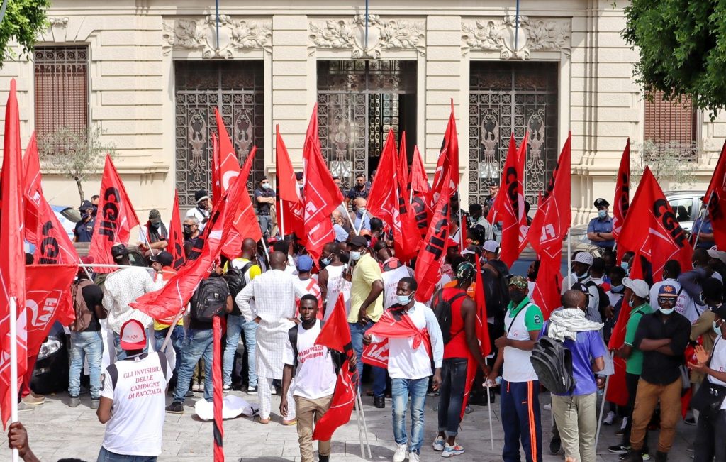 Manifestazione migranti piazza italia