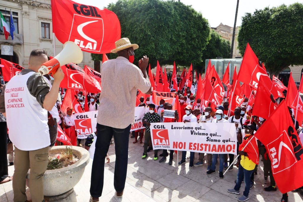 Manifestazione migranti piazza italia